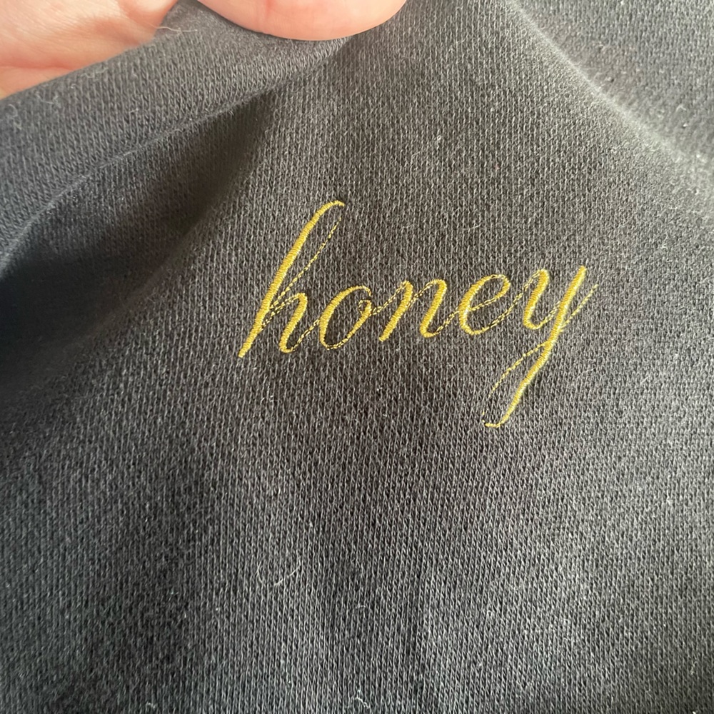 Brandy Melville vintage “Honey” Cropped Sweatshirt in Black!